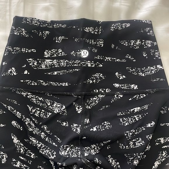 Lululemon Wunder Under pants - black with white graphic detail - Picture 3 of 4
